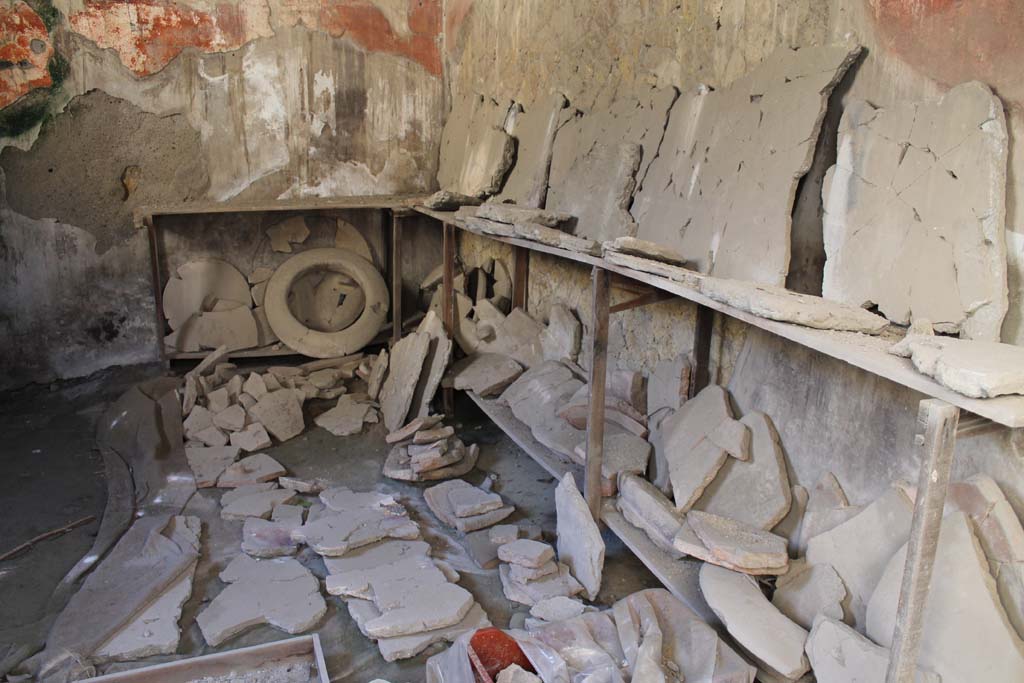 IV.11, Herculaneum. March 2014. Looking along south wall towards south-east corner.
Foto Annette Haug, ERC Grant 681269 DÉCOR.